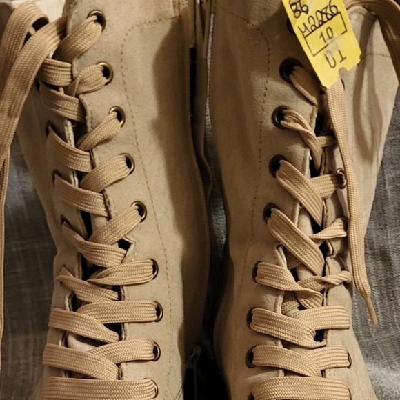 Wanted Shoes Women's  Beige Boots Size 9 like new combat lace up ankle - Picture 4 of 9